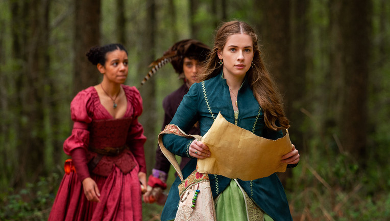Lady Grace (Evie Coles, r.) macht sich gemeinsam mit ihren Freunden Ellie (Carys John, l.) und Masou (Rafael Alessandro, M.) auf die Suche nach dem verschwundenen Falken.
ZDF/Cottonwood Media/Coolabi Productions Ltd/ZDF Studios