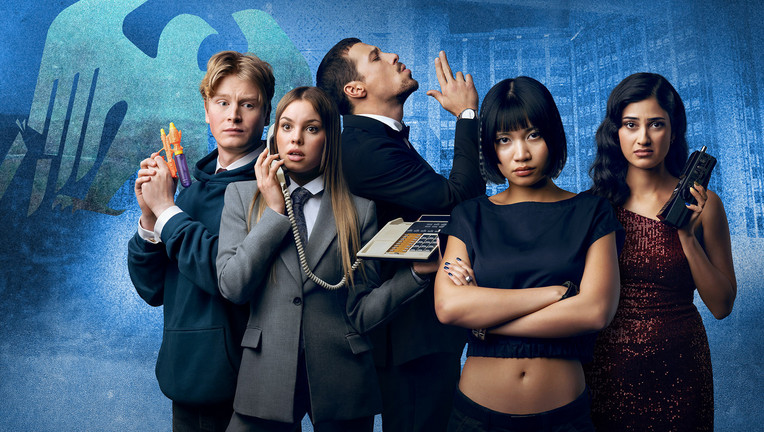 Werden Asel (Lukas Zumbrock, l.), Vicky (Lea Zoë Voss, 2.v.l.), Andi (Klaus Steinbacher, m.), Yuki (Nhung Hong, 2.v.r.) und Sami (Sogol Faghani, r.) gemeinsam der perfekte Spion? 
ZDF/Luis Zeno Kuhn/[M] Serviceplan