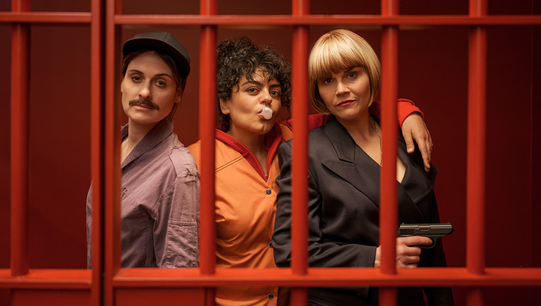 So cool, wie Lesley (Julia Becker, l.), Olivia (Sara Fazilat, M.) und Kim Hansen (Katharina Wackernagel, r.) sich den Einbruch in den Tresorraum einer Bank vorgestellt haben, lief es leider nicht. Sie wurden erwischt.

ZDF/Gordon Timpen