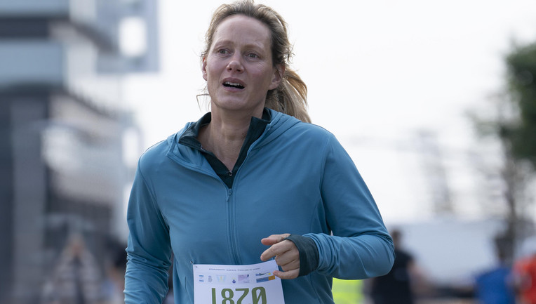 Juliane (Anna Schudt) erläuft sich beim Hamburger Herbstlauf ihren ersten eigenen Erfolg nach dem Suizid ihres Lebensgefährten.
ZDF/Marion von der Mehden