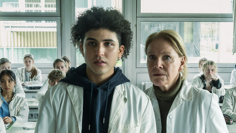 Waldi (Lukas von Horbatschewsky, vorne) wird von Frau Trautstein (Mariele Millowitsch, vorne) an die Tafel geholt. Doch plötzlich wird ein seltsames Video über das Smartboard abgespielt. Die ganze Klasse sieht irritiert zu. Was soll das bedeuten?
ZDF/Martin Valentin Menke