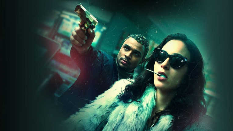 Esra (Dilan Yurdakul) und Greg (Yannick Jozefzoon) werdem als das Verbrecherpärchen "Bonnie und Clyde" im ganzen Land gesucht.
ZDF/Banijay / [M] FeedMee