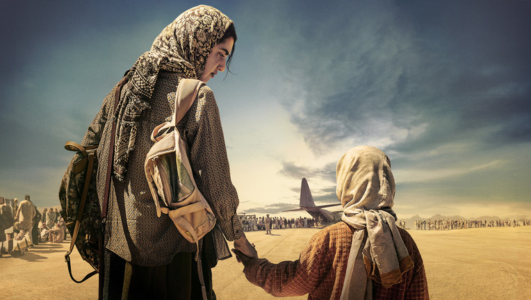Ärztin Amina (Hannah Abdoh) eilt mit dem Mädchen Nooria (Sara Taheri) zum Flughafen in Kabul, während die Taliban Afghanistan übernehmen.

Copyright: ZDF/Domniki Mitropoulou- Cinétévé - 24 25 Films