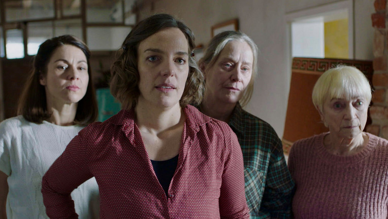 Erika (Cornelia Werner, l.), Marla (Kara Schröder, 2.v.l.), Nelia (Elisabeth Niederer, 2.v.r.) und Lilo (Helga Seebacher, r.) sind sich einig: Die Wohnung wird verkauft.
ZDF/Anselm Belser