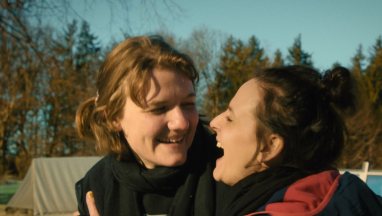 Regie Gitti Grüter und Protagonistin Sarah sprechen über Beziehungen.
ZDF/Lenn Lamster