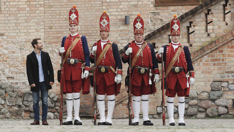 Kein Gardemaß: Mirko Drotschmann (li.) neben Darstellern der Potsdamer Riesengarde "Lange Kerls".
ZDF/André Götzmann