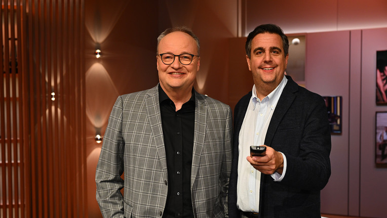 Oliver Welke (l.) und Bastian Pastewka (r.) sind bereit fürs Zapping in ihrer Überraschungsshow "Welke & Pastewka - Wiedersehen macht Freude!".
ZDF/Willi Weber