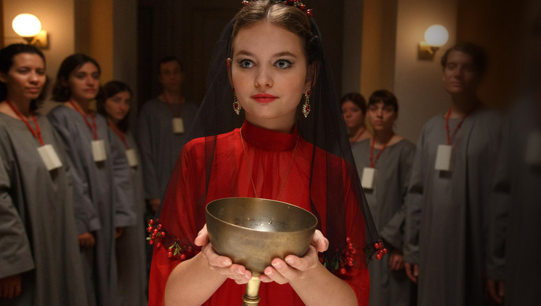 Mit zunehmender Grandezza spielt Irina (Greta Bohacek) ihre Rolle in einem schrecklich schönen Untergangsszenario auf Leben und Tod. / Nutzung des Bildes nur in Verbindung mit der Sendung inkl. Social Media // ZDF/ Elizabeth Rovit
