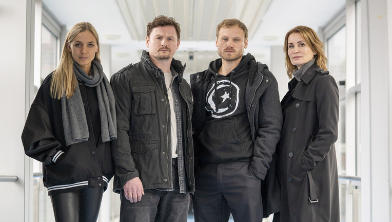 Das Quartett" im Portrait: Pia Walther (Annika Blendl, l.), Christoph Hofherr (Shenja Lacher, 2.v.l.), Linus Roth (Anton Spieker, 2.v.r.) und Maike Riem (Anja Kling, r.). / Nutzung des Bildes nur in Verbindung mit der Sendung inkl. Social Media // ZDF/Oliver Feist
