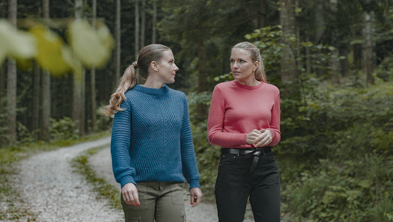 ZDF-Rechtsexpertin Sarah Tacke (rechts) rekonstruiert mit Nathalie Schöffmann die "Entführung einer Sportlerin".