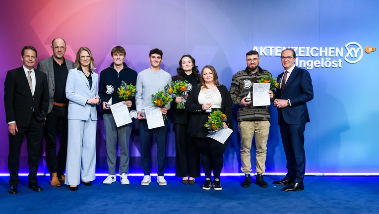 von links: Rudi Cerne, Frank Zervos, Dr. Nadine Bilke, Paul Georg, Elias Linz, Emma Tuscher, Inna Rommelfanger, Thomas Köpplin und Bundesinnenminister Alexander Dobrindt.
ZDF/Jule Roehr