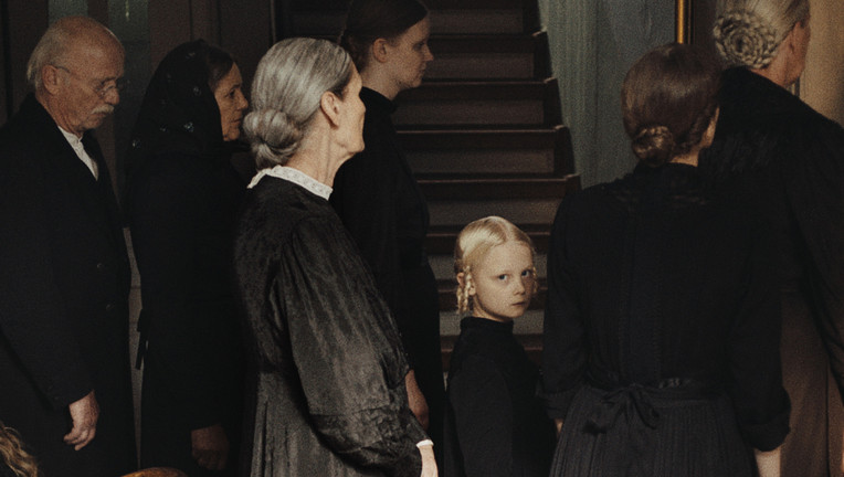 Alma (Hanna Heckt) nimmt mit ihrer Familie an einer Totenfeier teil.
ZDF/Fabian Gamper/Studio Zentral