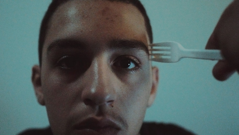 Nasser (Abdulrahman Diab) wartet auf die Entscheidung über seinen Asylantrag.
ZDF/Noaz Deshe/Arden Film