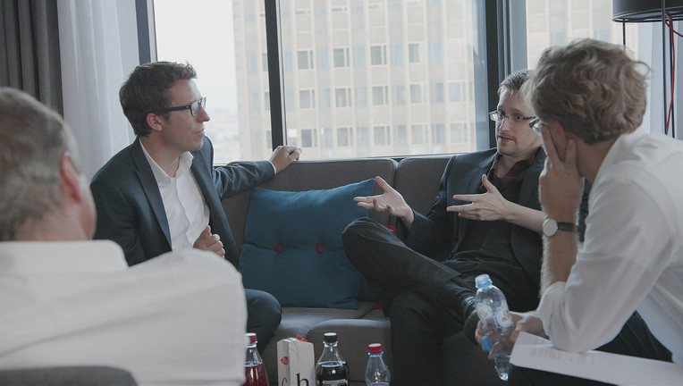 In einem Hotelzimmer wird Edward Snowden (M.) von den Investigativ-Journalisten Georg Mascolo (l.), Bastian Obermayer (2. v. l.) und Frederik Obermaier (r.) interviewt. / Nutzung des Bildes nur in Verbindung mit der Sendung inkl. Social Media // ZDF/Börres Weiffenbach