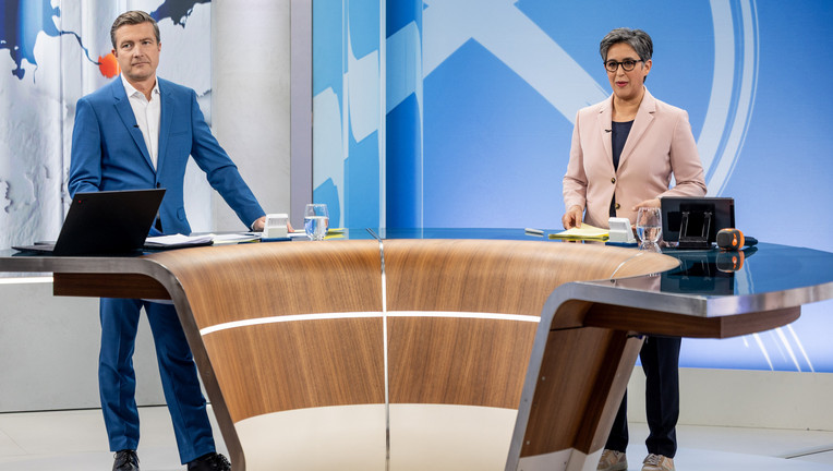 Stefan Leifert und Shakuntala Banerjee im ZDF-Wahlstudio.