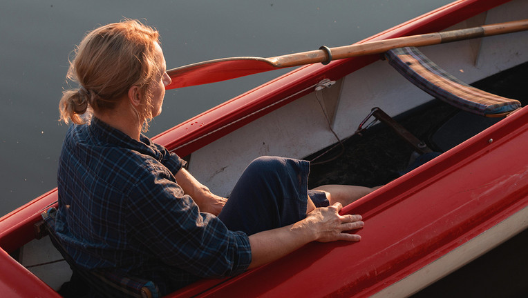 Kerstin (Christina Große) sucht beim Paddeln auf der Mecklenburger Seenplatte Abstand vom Tod ihres Vaters.
ZDF/Jacob Waak