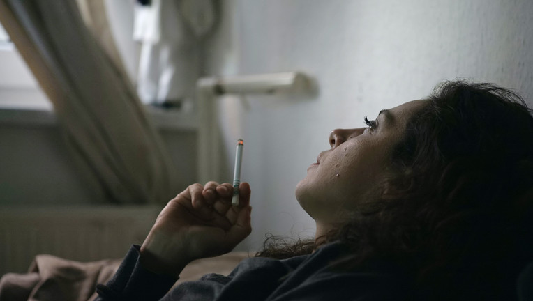 Regisseurin Sharon Ryba-Kahn raucht eine Zigarette. / Nutzung des Bildes nur in Verbindung mit der Sendung inkl. Social Media // Foto: ZDF/Omri Aloni
