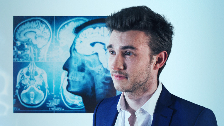 Gerade als für Tristan (Maarten Nulens) alles glatt zu laufen scheint, muss er etwas erfahren, dass ihn nicht nur sein Medizinstudium sondern sogar sein Leben kosten könnte.
ZDF/SYLVESTER PRODUCTION / VRT / [M] FeedMee