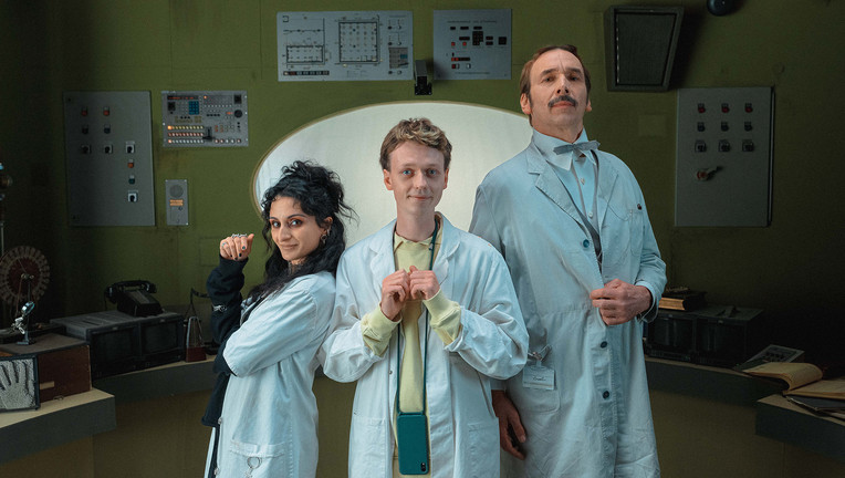 Die drei Prüfer aus dem Jenseits in ihrer Schaltzentrale. Nazli (Şafak Şengül), Timoteo(Jeremias Meyer) und Cornelius (Arnd Schimkat).
ZDF/ Luis Zeno Kuhn