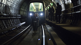 Die Geiselnehmer bringen ihre Geiseln aus der U-Bahn in eine im Bau befindliche Bahnstation - Copyright: ZDF/Christian Geisnaes