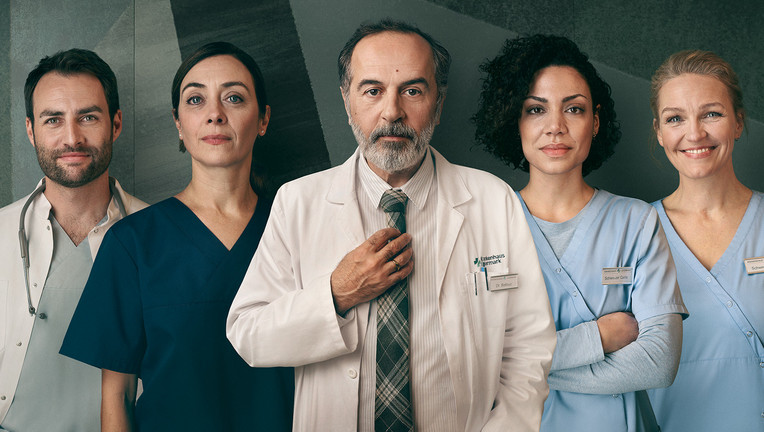 von links: Dr. Mark Schilling (Daniel Fritz), Dr. Barbara Forster (Julia Richter), Dr. Amin Ballouz (Merab Ninidze), Schwester Carla (Haley Louise Jones), Schwester Beate (Caroline Scholze)
ZDF/Jens Koch