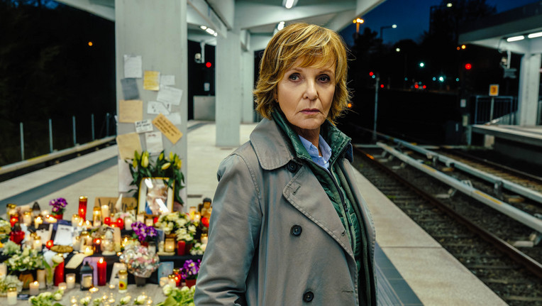 Kommissarin Lucas (Ulrike Kriener) kehrt zum Tatort zurück. Zu viele Fragen zum Todesfall auf dem Bahnsteig sind noch unbeantwortet.
ZDF/Hendrik Heiden