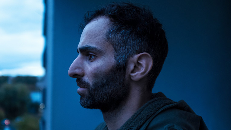 Khalils (Hadi Khanjanpour) ist verzweifelt. Seine Versuche, Kontakt mit seiner Schwester aufzubauen, scheitern. / Nutzung des Bildes nur in Verbindung mit der Sendung inkl. Social Media // ZDF/Nina Reichmann

