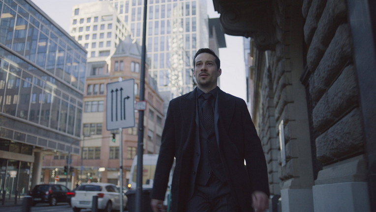 Max van Veeren (Klaus Steinbacher) erscheint mit Verspätung zu einem weiteren Treffen mit den Investoren. Damit riskiert er die Umsetzung des Deals und gefährdet seinen möglichen Sitz im Vorstand.
ZDF/Andreas Zickgraf