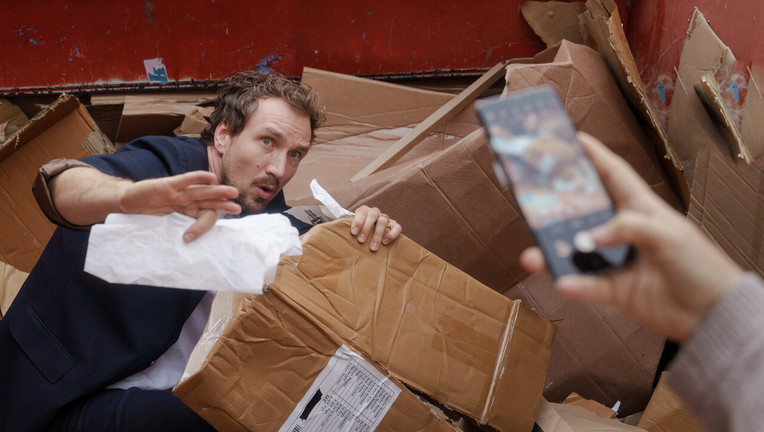 Georg Sommer (Jan Krauter) wird von Sara (Claudia Wiedemer) dabei erwischt, wie er im Altpapiercontainer Quittungen für die Abrechnung der Kita sammelt.

ZDF/Stefan Erhard