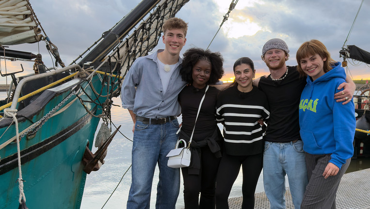 Alle an Bord! Die WG-Allstars Rouven, Jafait, Ella, Justus und Angelina freuen sich auf den Wochenend-Segeltrip.

Copyright: ZDF/Georg Bussek