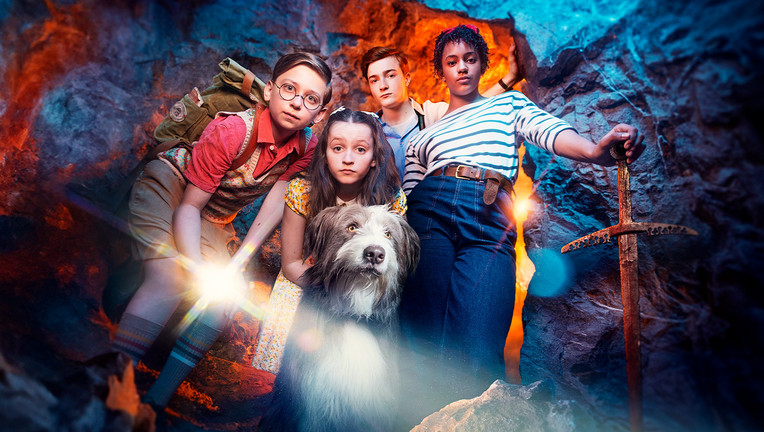 Die Fünf Freunde Dick (Kit Rakusen, l.) , Anne (Flora Jacoby Richardson, 2.v.l.), Julian (Elliott Rose, 2.v.r.), George (Diaana Babnicova, r.) und Timmy (Kip) suchen nach einem jahrhundertealten Schatz der Tempelritter.
ZDF/ Yoshitaka Kono / [M] Serviceplan