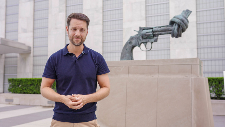 Terra X Was die Welt besser macht, Mirko Drotschmann steht vor der "Non Violence"-Skulptur in New York.
ZDF / Torbjörn Karvang 