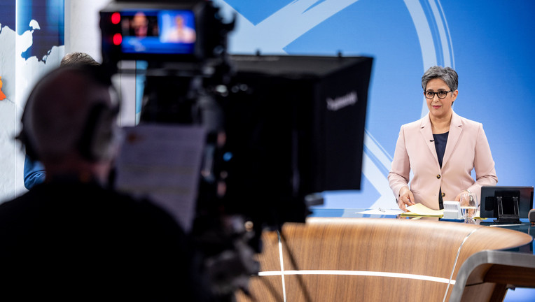 Shakuntala Banerjee meldet sich zur Landtagswahl in Sachsen-Anhalt aus dem ZDF-Wahlstudio in Magdeburg. 