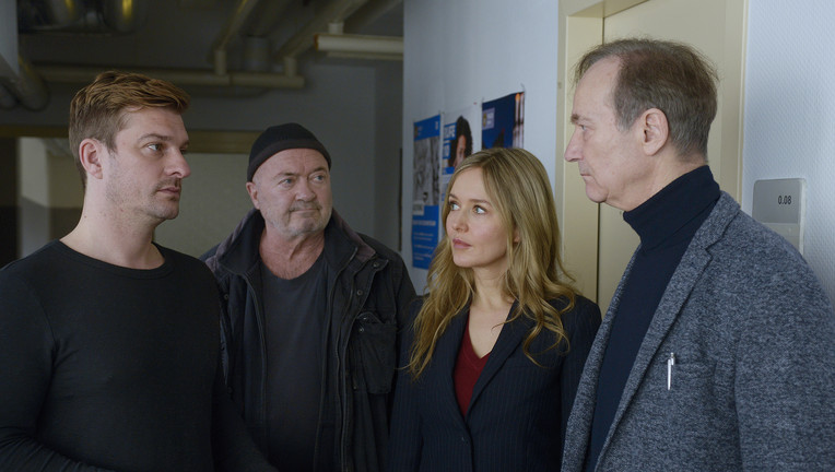 Das Team tauscht neue Fakten zum Juwelierraub aus. Von links: Sebastian Klöckner (Matthi Faust), Otto Garber (Florian Martens), Linett (Stefanie Stappenbeck) und Reddemann (Arnfried Lerche). / Nutzung des Bildes nur in Verbindung mit der Sendung inkl. Social Media 
// ZDF/Katrin Knoke
