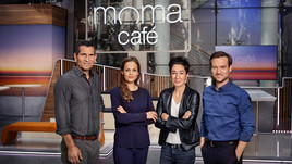 Mitri Sirin, Harriet von Waldenfels, Dunja Hayali, Andreas Wunn vor dem neuen "Moma-Café. Foto: ZDF/Andreas Pein/Benno Kraehahn/Meike Wittenstein neuen "moma-Caf