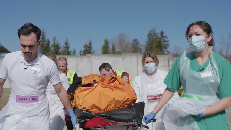 Die Ärzte transportieren einen Verletzten vom Hubschrauber zur Klinik.

Copyright: ZDF/me:works