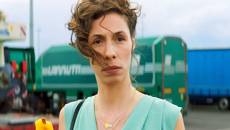 Tamara (Linda Pöppel) macht Pause auf einer Raststätte. / Nutzung des Bildes nur in Verbindung mit der Sendung inkl. Social Media // ZDF/Yuri Salvador
