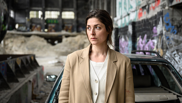 Galina (Katharina Nesytowa) wartet mit dem Auto in einer Halle auf Tom, der eine Möglichkeit sucht, die Grenze zu überqueren. Copyright: ZDF/Christoph Assmann