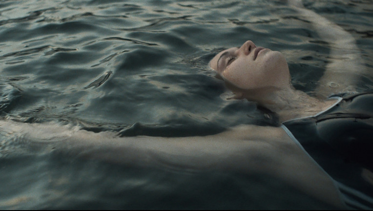 Edda (Marie Tragousti) leidet unter Solastalgie, einer melancholischen Verstimmung, verursacht durch die Zerstörung der Erde und der eigenen Lebensgrundlage. Copyright: ZDF/Felix Riedelsheimer / Nutzung des Bildes nur in Verbindung mit der Sendung inkl. Social Media 