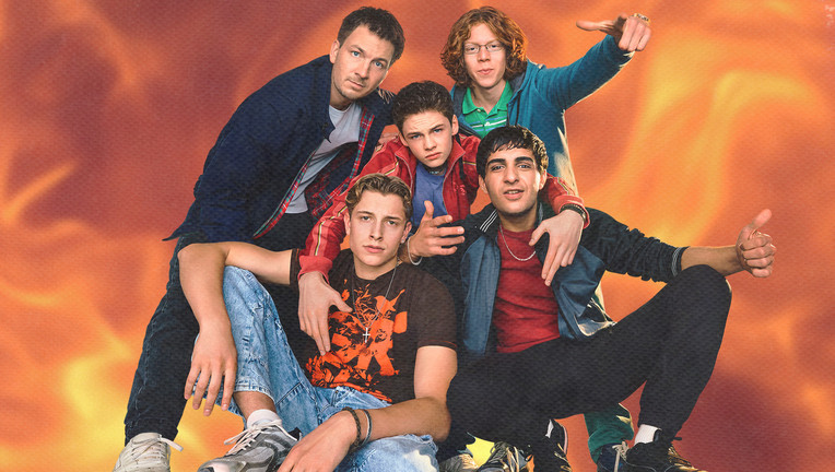 v.l.:  Niko „Peppi“ Pfeffer Erwachsen (Johannes Kienast), Niko „Peppi“ Pfeffer jung (Nico Marischka), Felix „Gollum“ Wirtz (Arsseni Bultmann), unten links Filip „PD“ Urbanski ( Jonathan Kriener) und unten rechts Enes „Alba“ Mistefa (Loran Alhasan)
ZDF/ Felix Strosetzki