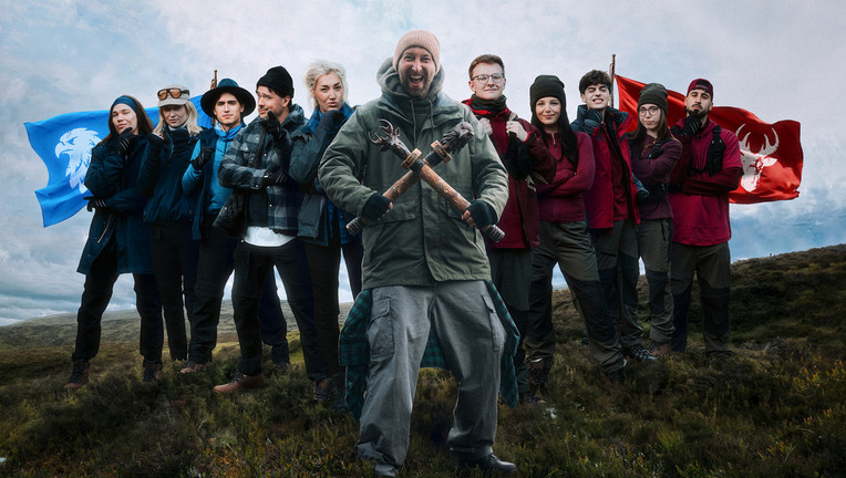 In den schottischen Highlands kämpfen zwei Teams um die Flaggen ihrer Gegner und verteidigen ihre eigenen. Von links: Helge Mark, Merleperle, Kaan, CrispyRob, Starletnova, Host Torge Oelrich, CastCrafter, Rosemondy, Wichtiger, Felikah und Lézan © ZDF/Lennard Möllersmann