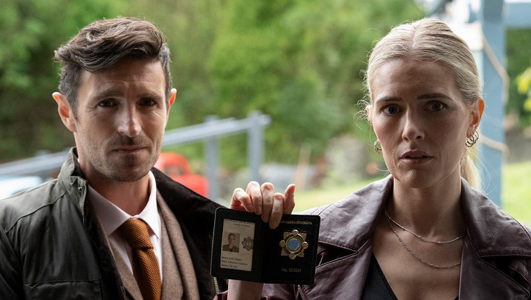 DCI Philip Boyd (Eoin Macken, l.) vom "Police Service of Northern Ireland" und DI Aoife Regan (Amy De Bhrún, r.) von der irischen Garda ermitteln im Umfeld der toten Sinead Connelly.
ZDF/ Martin Maguire