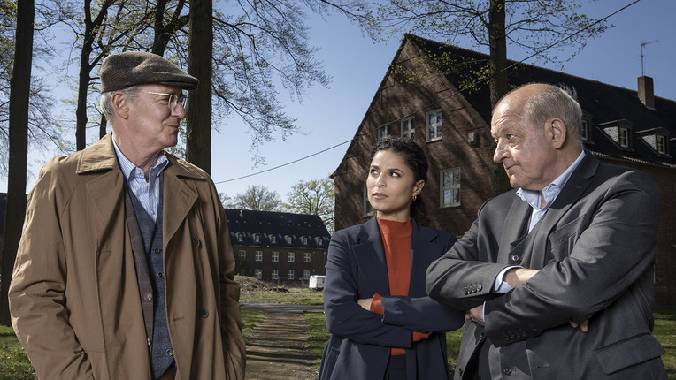 In Wilsbergs (Leonard Lansink, r.) Antiquariat taucht der mysteriöse Engländer John Cross (August Zirner, l.) auf und behauptet, mit der British Army in Münster stationiert gewesen zu sein. Cross interessiert sich auch für Tessa Tilkers (Patricia Meeden) Familiengeschichte, denn angeblich kannte er Tessas Eltern gut.
ZDF/Thomas Kost