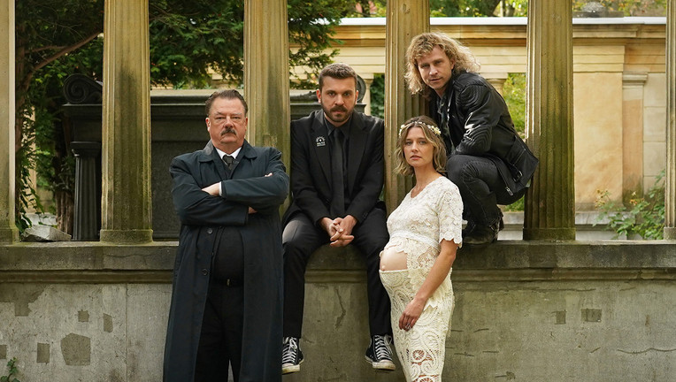Eric (Edin Hasanović, 2.v.l.) beginnt ein Praktikum bei Bestatter Volker Mutz (Peter Kurth, l.). Währenddessen erkrankt sein bester Freund Alex (Max Hubacher, r.) und Karla (Svenja Jung) ist schwanger.
ZDF/René Gorski