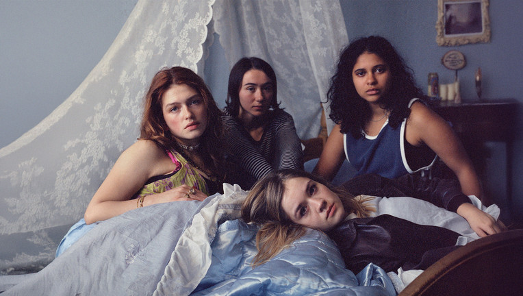 Victoria (Sonja Weißer, l.), Malou (Zoe Stein, 2.v.l.), Katharina (Lea Drinda, 2.v.r.) und Ricky (Safinaz Sattar, r.). Copyright: ZDF/ Lucia Jost