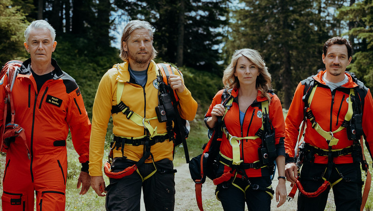 Die Bergretter Markus (Sebastian Ströbel, 2.v.l.), Katharina (Luise Bähr), Tobi (Markus Brandl, r.) und Michi (Robert Lohr, l.) sind auf der Suche nach der Vermissten.
ZDF/ Sabine Finger