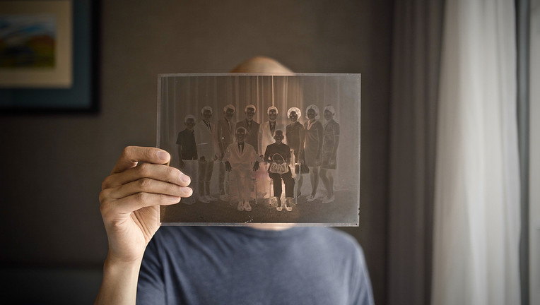 Regisseur Dieu Hao Do mit altem Fotonegativ seiner durch den Krieg auseinandergerissenen Familie. / Nutzung des Bildes nur in Verbindung mit der Sendung //ZDF/Florian Mag
