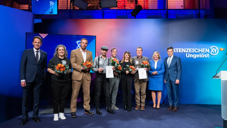 Von links: Rudi Cerne, Sarah Jacobi, Dominic Boeer, Chia Rabiei, Jan Josef Liefers, Luise Bähr, Tomas Weis, Nancy Faeser, Dr. Norbert Himmler // ZDF/Jule Roehr
