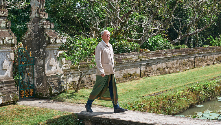 Christopher Clark auf dem Weg in den Taman Ayun Tempel auf Bali.
ZDF/ Sebastian Richter