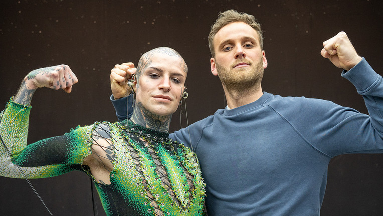 Leon Windscheid (rechts) mit Model und Influencerin Avi Jakobs bei einem Gespräch zu Stereotypen und Rollenbildern.
ZDF/Marius Fuchtmann